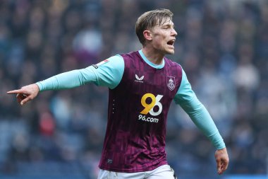 Burnley 'den Zian Flemming, 15 Şubat 2025' te İngiltere 'nin Deepdale kentinde oynanan Gökyüzü İddia Şampiyonası maçında takım arkadaşına pozisyon alması için bağırıyor.