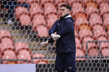 Blackpool 'dan Harry Tyrer, 15 Şubat 2025' te Blackpool, Bloomfield Road, Mansfield Town 'da oynanan Sky Bet 1 karşılaşmasında maç öncesi ısınma oturumunda