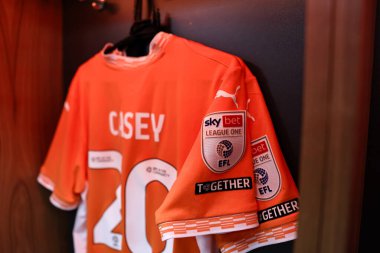 Blackpool takımından Oliver Casey 15 Şubat 2025 'te Bloomfield Road, Blackpool' da oynanan Blackpool-Mansfield maçında soyunma odasında soyundu.