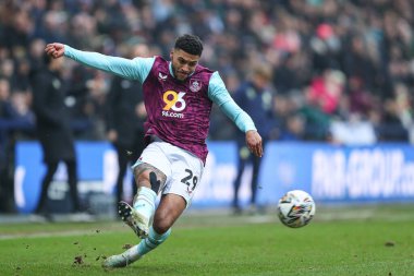 Burnley 'den Josh Laurent, 15 Şubat 2025' te İngiltere 'nin Deepdale kentinde oynanan Preston North End-Burnley maçında topu kutuya sokuyor.