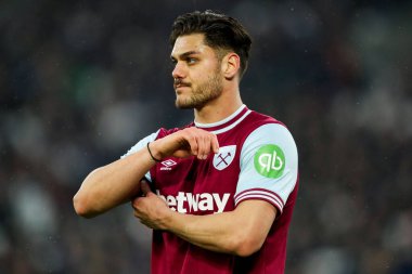 West Ham United takımının oyuncusu Maximilian Kilman, 15 Şubat 2025 'te İngiltere' nin Londra Stadyumu 'nda oynanan Premier League maçında West Ham United' a karşı Brentford maçını izliyor.