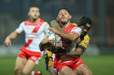 Niall Evalds of Hull KR 'ı Castleford Tigers takımından Jeremiah Simbiken, Sewell Group Craven Park, Kingston upon Hull, Birleşik Krallık' ta oynanan 1.