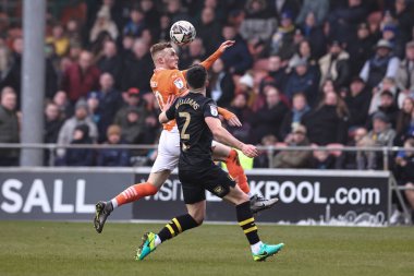 Blackpool 'dan Sonny Carey, Mansfield Town' dan George Williams 'ın 15 Şubat 2025' te Bloomfield Road, Blackpool, İngiltere 'de oynanan Blackpool-Mansfield maçında aldığı yüksek topu kazandı.