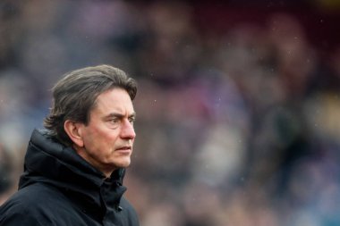 Brentford 'dan Thomas Frank, 15 Şubat 2025' te Londra Stadyumu 'nda oynanan Premier League maçı öncesinde West Ham United ve Brentford maçına bakıyor.