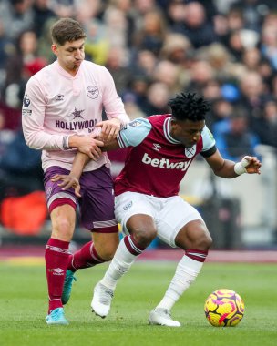West Ham United 'dan Muhammed Kudus, Premier League maçı sırasında Brentford' lu Vitaly Janelt 'in Londra Stadyumu' nda oynadığı West Ham United - Brentford maçı sırasında baskı altına alındı.