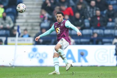 Burnley 'den CJ Egan-Riley, 15 Şubat 2025' te İngiltere 'nin Deepdale kentinde Preston North End-Burnley maçında topu ileri atıyor.