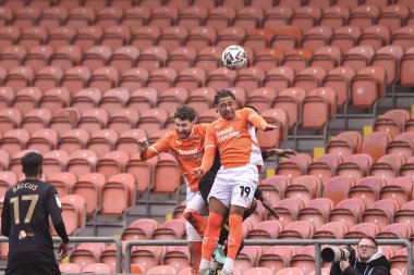 Blackpool 'dan Samuel Silvera, 15 Şubat 202' de Bloomfield Road, Blackpool 'da oynanan Blackpool-Mansfield Town maçında yüksek topu kazanmak için sıçradı.