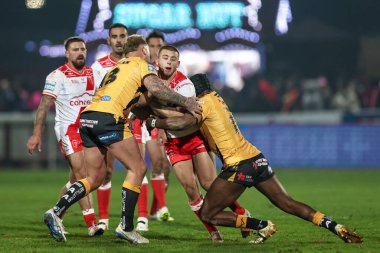 Hull KR 'dan Mikey Lewis, 1. Betfred Süper Lig karşılaşmasında Castleford Tigers' tan Joe Westerman ile Sewell Group Craven Park 'ta Hull KR vs Castleford Tigers maçı sırasında Kingston üzerine Hull, Birleşik Krallık' ta 14 Şubat 2025 tarihinde karşılaştı.