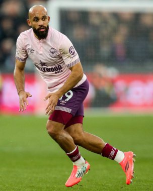 Brentford 'dan Bryan Mbeumo, 15 Şubat 2025' te İngiltere 'deki Londra Stadyumu' nda oynanan Premier League maçında West Ham United, Brentford 'a karşı oynuyor.