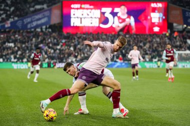 Brentford 'dan Kristoffer Ajer, Premier Lig karşılaşmasında West Ham United ile Londra, İngiltere' deki Brentford Stadyumu 'nda 15 Şubat 2025' te oynanan karşılaşmada Batı Ham United takımının oyuncusu Ollie Scarles ile top için mücadele etti.