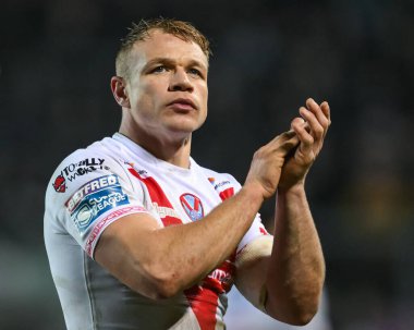 St. Helens 'ten Jonny Lomax, 15 Şubat 2025' te St Helens - Salford Red Devils maçı sonunda taraftarları alkışlıyor.