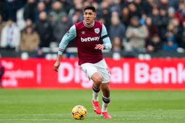 West Ham United takımından Edson Alvarez 15 Şubat 2025 'te Londra' daki Londra Stadyumu 'nda oynanan Premier League maçında topla koşuyor.