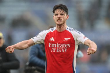 Arsenal 'den Declan Rice, 15 Şubat 2025' te King Power Stadyumu 'nda oynanan Premier League maçında taraftarlarıyla birlikte Leicester City ve Arsenal maçını kutluyor.