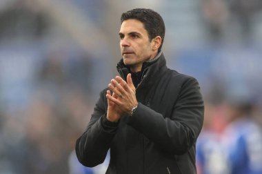 Arsenal 'in Mikel Arteta teknik direktörü, Premier League maçından sonra King Power Stadyumu' nda Leicester City ile Arsenal maçında taraftarları alkışlıyor.