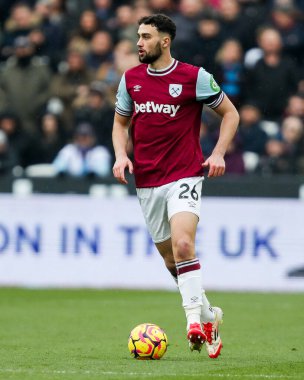 West Ham United takımının oyuncusu Maximilian Kilman, Premier League maçında topla birlikte koşuyor. West Ham United, Brentford 'a karşı Londra Stadyumu, İngiltere, 15 Şubat 2025