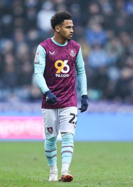 Burnley takımından Marcus Edwards 15 Şubat 2025 'te Preston North End' e karşı Deepdale, Preston, Birleşik Krallık 'ta oynanan maçta