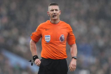 Hakem Rob Jones Premier Lig karşılaşmasında Aston Villa, Ipswich Town 'a karşı Birmingham, İngiltere, Villa Park, 15 Şubat 2025
