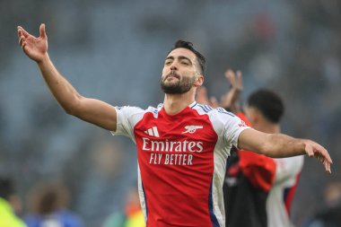 Arsenal 'den Mikel Merino, 15 Şubat 2025' te King Power Stadyumu 'nda oynanan Premier League maçı sonrasında taraftarlarıyla Leicester City ve Arsenal maçını kutluyor.