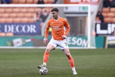Blackpool takımından Lee Evans, 15 Şubat 2025 'te Bloomfield Road, Blackpool' da oynanan Blackpool-Mansfield maçında topla birlikte oynadı.