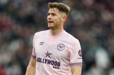 Brentford 'dan Nathan Collins, 15 Şubat 2025' te Londra Stadyumu 'nda oynanan Premier League maçında West Ham United' a karşı Brentford maçını izliyor.