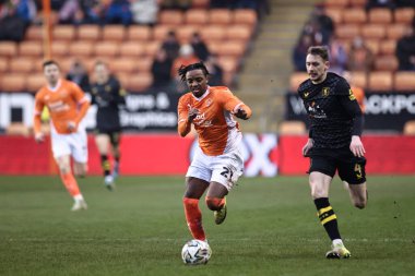 Blackpool 'dan Niall Ennis, 15 Şubat 2025' te Bloomfield Road, Blackpool 'da oynanan Blackpool-Mansfield Town maçında topu aldı.