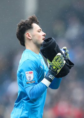 Burnley 'den James Trafford, 15 Şubat 2025' te İngiltere 'nin Deepdale kentinde oynanan Sky Bet Şampiyonası maçında Burnley taraftarlarını alkışladı.