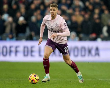 Brentford 'dan Kristoffer Ajer, Premier League maçında topla koşuyor. West Ham United, Brentford' a karşı Londra Stadyumu, İngiltere, 15 Şubat 2025