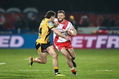 Hull KR 'dan Joe Burgess, 1. Betfred Süper Lig karşılaşmasında Castleford Tigers' tan Josh Simm 'e el uzatıyor. Hull KR, Castleford Tigers' a karşı Sewell Group Craven Park, Kingston üzerine Hull, Birleşik Krallık, 14 Şubat 2025