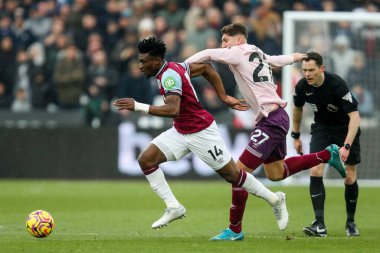 West Ham United 'dan Muhammed Kudus, Premier League maçı sırasında Brentford' lu Vitaly Janelt 'in Londra Stadyumu' nda oynadığı West Ham United - Brentford maçı sırasında baskı altına alındı.