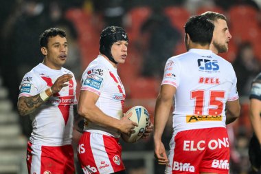 St. Helens takımından Jonny Lomax, 15 Şubat 2025 'te St Helens ile Salford Red Devils arasında oynanan Betfred Süper Lig karşılaşmasında denemesini kutluyor.