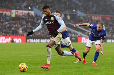 Aston Villa 'dan Marcus Rashford, İngiltere' nin Birmingham kentindeki Villa Park 'ta oynanan Premier League maçında topla birlikte ilerliyor.
