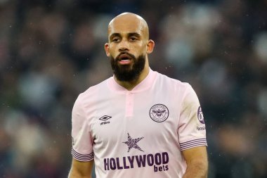 Brentford 'dan Bryan Mbeumo, 15 Şubat 2025' te İngiltere 'deki Londra Stadyumu' nda oynanan Premier League maçında West Ham United ve Brentford maçına bakıyor.