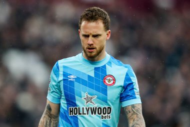 Brentford 'dan Mark Flekken, 15 Şubat 2025' te İngiltere 'deki Londra Stadyumu' nda oynanan Premier League maçında West Ham United ve Brentford maçına bakıyor.