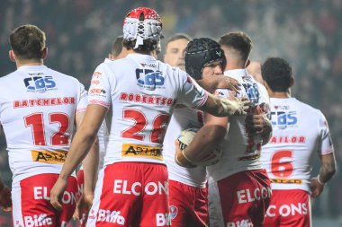 St. Helens 'ten Morgan Knowles, 15 Şubat 2025' te St Helens ile Salford Red Devils arasında oynanan Betfred Süper Lig karşılaşmasında denemesini kutluyor.