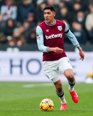 West Ham United takımından Edson Alvarez 15 Şubat 2025 'te Londra' daki Londra Stadyumu 'nda oynanan Premier League maçında topla koşuyor.