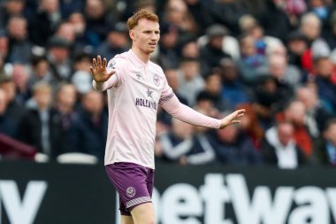 Sepp Van Den Berg of Brentford gives the team instructions during the Premier League match West Ham United vs Brentford at London Stadium, London, United Kingdom, 15th February 2025 clipart