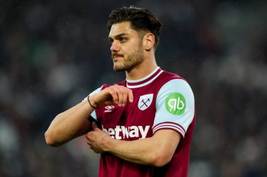 West Ham United takımının oyuncusu Maximilian Kilman, 15 Şubat 2025 'te İngiltere' nin Londra Stadyumu 'nda oynanan Premier League maçında West Ham United' a karşı Brentford maçını izliyor.