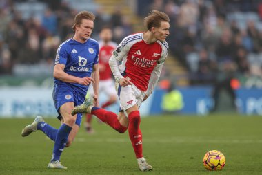 Arsenal 'den Martin degaard, İngiltere' nin Leicester şehrindeki King Power Stadyumu 'nda Leicester City ile Arsenal arasındaki Premier League maçında topu aldı.