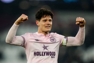 Brentford 'lu Christian Norgaard, Premier League maçının ardından Londra Stadyumu' nda oynanan West Ham United - Brentford maçının ardından 15 Şubat 2025 'te oynanan galibiyetin ardından taraftarlarını kabul ediyor.