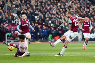 West Ham United 'tan Tomas Soucek, Premier League maçında West Ham United ve Brentford' a karşı Londra Stadyumu 'nda 15 Şubat 2025' te çekimler yapıyor.