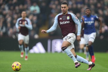 Aston Villa 'dan Morgan Rogers, Premier Lig maçı sırasında Villa Park, Birmingham, Birleşik Krallık' ta oynanan Aston Villa-Ipswich Town maçında pas attı.