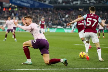 Brentford 'dan Kristoffer Ajer, 15 Şubat 2025' te Londra 'daki Londra Stadyumu' nda oynanan Premier League maçı sırasında tepki gösterdi.