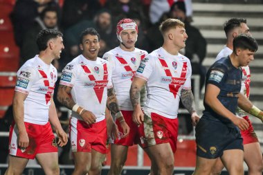 St. Helens 'li Tristan Sailor, 15 Şubat 2025' te St Helens - Salford Red Devils arasındaki Betfred Süper Lig karşılaşmasında üçüncü (hat trick) denemesini kutluyor.