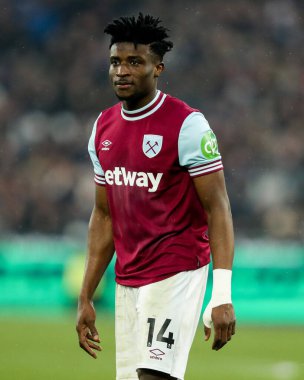 West Ham United 'dan Muhammed Kudus, Premier League maçı sırasında Londra, Londra, İngiltere' de oynanan West Ham United - Brentford maçına bakıyor.