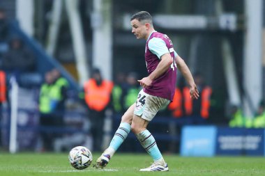 Burnley 'den Josh Cullen, 15 Şubat 2025' te İngiltere 'nin Deepdale kentinde oynanan Preston North End-Burnley maçında topu ileri atıyor.