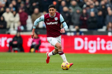 West Ham United takımından Edson Alvarez, 15 Şubat 2025 'te Londra Stadyumu' nda West Ham United ile Brentford arasındaki Premier League maçında topla koşuyor.
