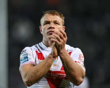 St. Helens 'ten Jonny Lomax, 15 Şubat 2025' te St Helens - Salford Red Devils maçı sonunda taraftarları alkışlıyor.