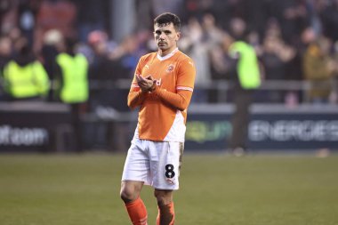 Blackpool 'dan Albie Morgan, 15 Şubat 2025' te Bloomfield Road, Blackpool, İngiltere 'de oynanan Blackpool-Mansfield Town maçında son ıslık çaldıktan sonra taraftarları alkışlıyor.
