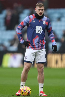 Ipswich Town 'dan Liam Delap 15 Şubat 2025' te İngiltere 'nin Birmingham kentinde oynanan Premier Lig maçı öncesinde Aston Villa-Ipswich Town maçında ısındı.