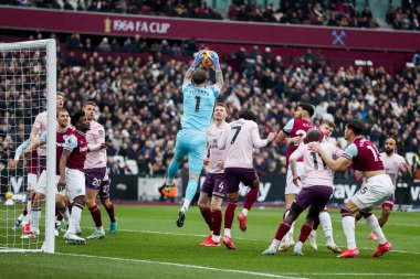 Brentford 'dan Mark Flekken, 15 Şubat 2025' te İngiltere 'nin Londra Stadyumu' nda oynanan Premier League maçında West Ham United ve Brentford maçında bir kurtarış yaptı.